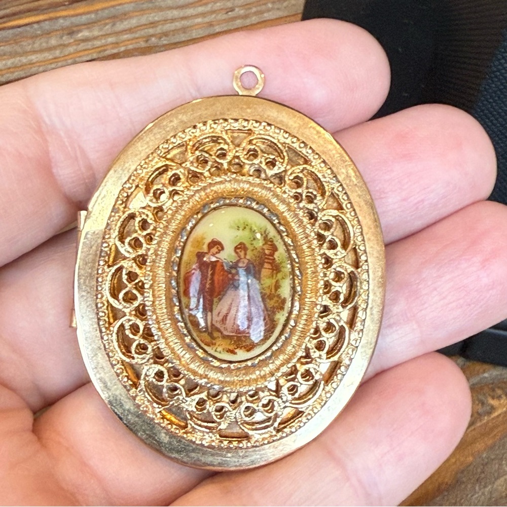 Vintage Victorian Revival Courting Couple Oval Locket Gold Tone Repair As Is